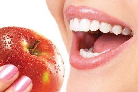 mẹo chữa răng bị xỉn màu bằng trái cây