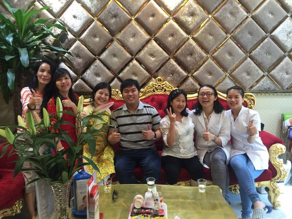 y bác sĩ chụp ảnh cùng với khách hàng tại Đăng Lưu