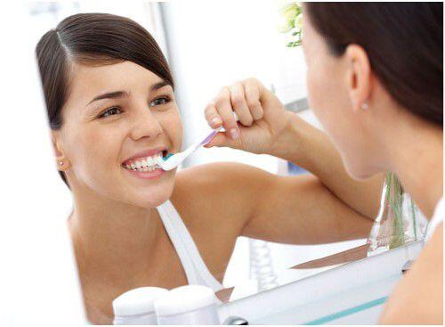 Công thức tự chế kem đánh răng giúp răng trắng sáng 