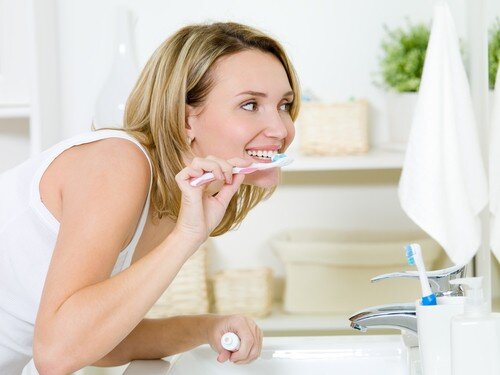Chăm sóc răng implant thế nào sau phục hình?