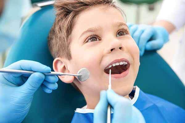 kiểm tra sức khỏe răng miệng cho trẻ